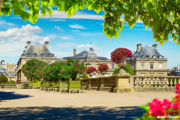 Alt: Foto na primavera mostrando uma opção de caminhada pelos Jardins de Luxemburgo, com o palácio ao fundo, dia bonito e muitas flores e cores ao redor. Uma ótima opção do que fazer em Paris em um dia lindo e gratuito.