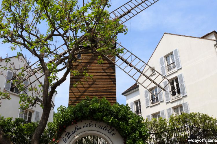 Alt: Moinho de Galette, um lugar peculiar em Paris que guarda uma atmosfera romântica e antiga. Uma opção diferente do que fazer por lá, com muita história. Embora não seja mais utilizado, continua sendo parte da história local.