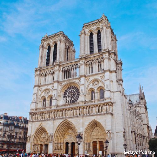 Alt: Faixa da Catedral de Notre-Dame – um dos marcos históricos mais icônicos de Paris e um classico do que fazer por la.