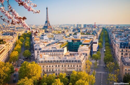 Alt = Foto mostra Paris do Alto, torre eiffel, champs elyses e arquitetura da cidade