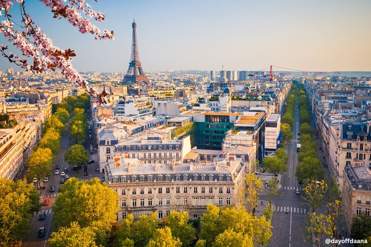 Alt = Foto mostra Paris do Alto, torre eiffel, champs elyses e arquitetura da cidade
