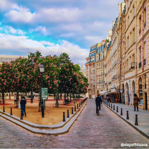Alt: Famosa praça arborizada com formato curioso e arquitetura francesa encantadora.
