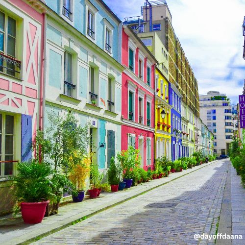 Alt = Rue Crémieux - uma rua com casas coloridas e arquituta diferente de outros lugares por Paris, uma opcao diferente do que fazer por la