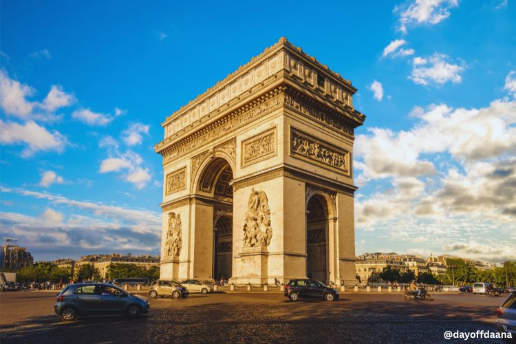 Alt: Vista do Arco do Triunfo em Paris – um dos pontos turísticos clássicos da cidade
