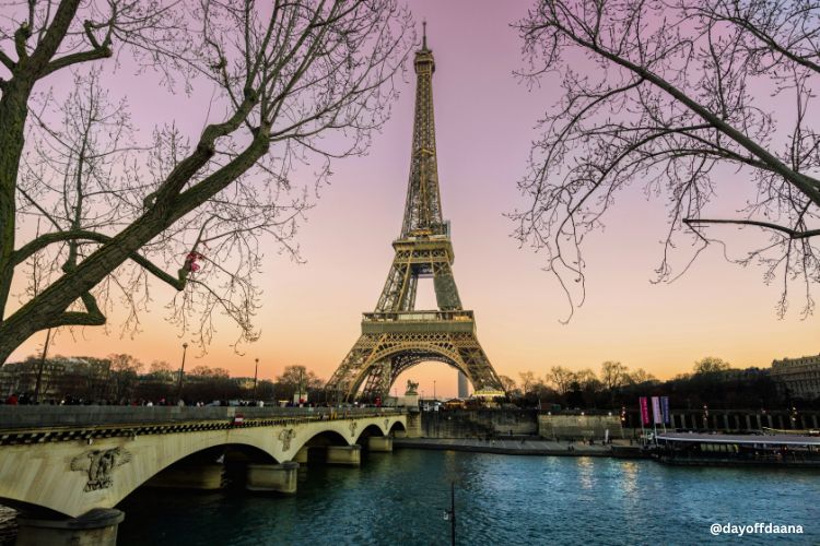 Alt: Torre Eiffel vista da Voie Georges Pompidou – a clássica que não pode faltar na sua lista do que fazer em Paris.
