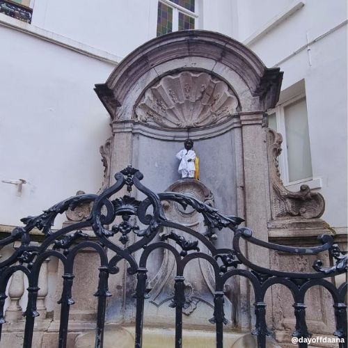mannekin pis- o classico menino mijando, famoso entre turistas e um classico para visitar em Bruxelas