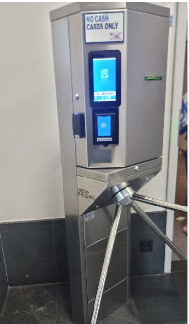 Catraca no banheiro do aeroporto de Bruxelas – pagamento apenas com cartão. Dica de viagem: o que não fazer em Bruxelas, como economizar nos voos