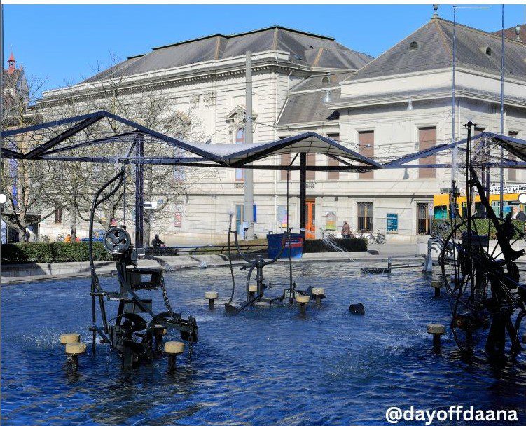 Tinguely Fountain - uma fonte com esculturas mecânicas que transforma a paisagem, tanto no verão quanto no inverno. Pode ser uma opção do que fazer em Basileia, independentemente do tempo e de quantas vezes você já esteve lá.