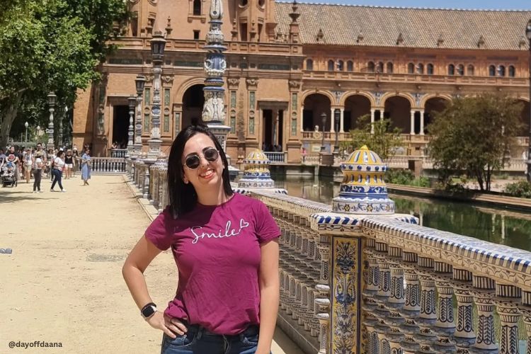 Viajar_Sozinha_em_Sevilha Praça da Espanha em Sevilha, comigo na frente e um estranho tirando minha foto, provando que viajar sozinha é possível.