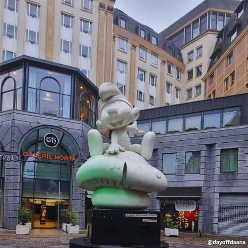Estátua do Smurf: uma homenagem ao criador dos quadrinhos, Pierre Culliford.
Atrás dela, fica um museu dedicado a miniaturas colecionáveis, tornando-se uma opção super interessante do que fazer em Bruxelas 🇧🇪.