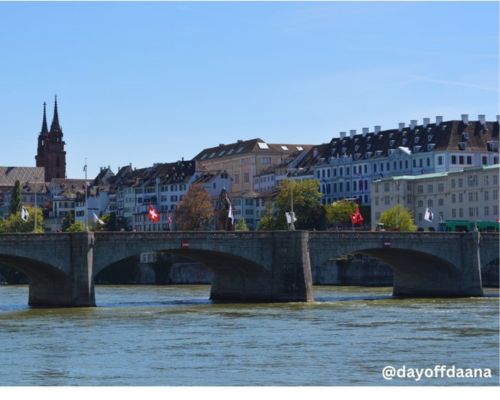 Mostrando a Mittlere Brücke, o rio e toda a arquitetura da cidade ao redor, com certeza este lugar deve estar no seu roteiro do que fazer em Basileia.