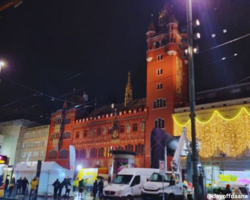 A Rathaus (prefeitura) à noite, com movimento na frente, é uma opção bem interessante do que fazer em Basileia, com influência renascentista.