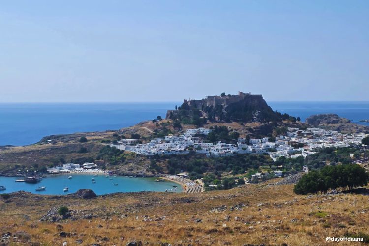 Lindos - mirante com acropole e casas brancas Uma vista que nao pode faltar no seu roteiro em Rodes, uma foto com casas brancas caracteristicas da grecia, uma praia linda e ainda uma construcao bem antiga