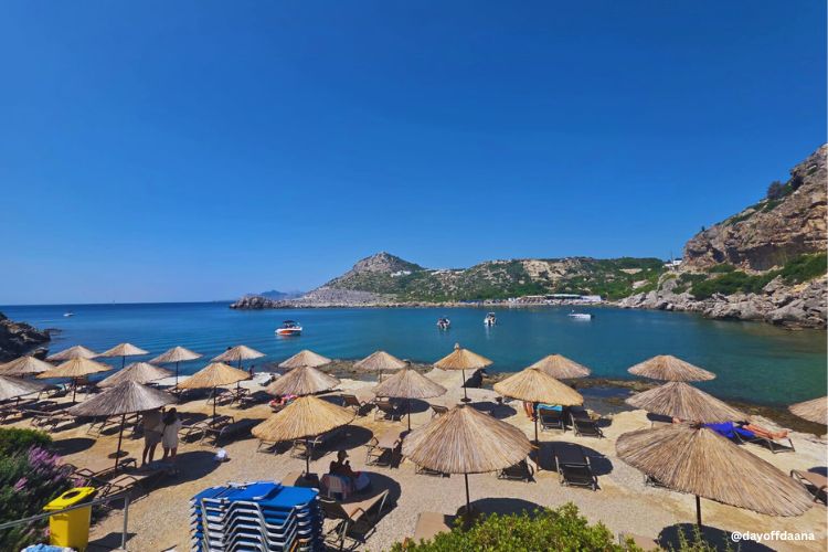 Plaka Praia Praia Plaka, ao lado da quinn bay, sem areia apenas pedras, uma opcao para colocar no roteiro