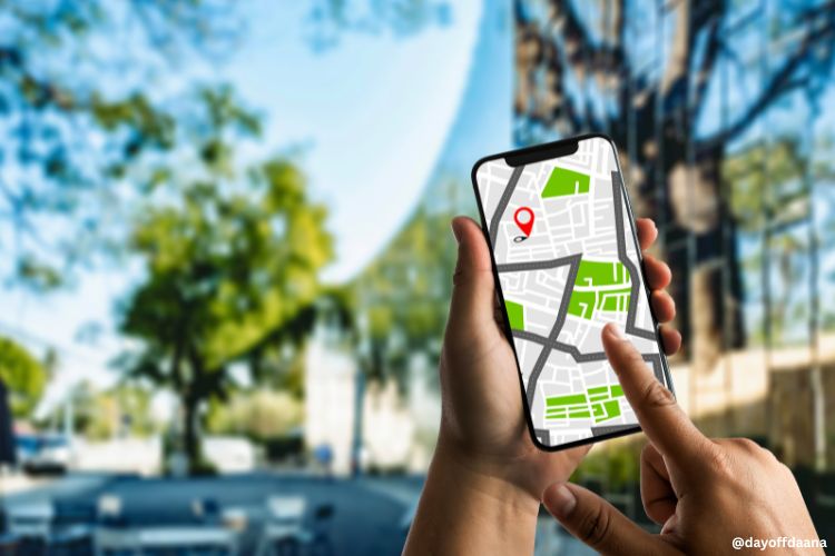 Celular e mapa mostrando a localizacao onde precisa ir, um exemplo de uma dica muito pratica para viajar sozinha
