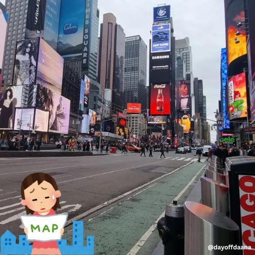 garota olhando no mapa e perdida na time square em Nova Iorque