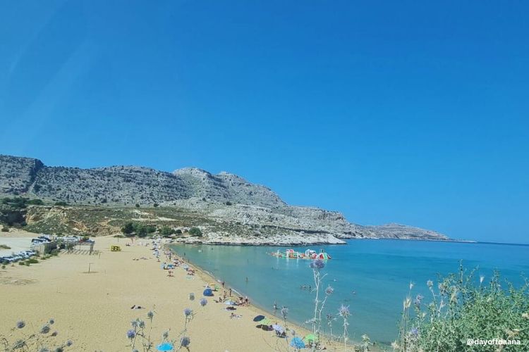 praia aghati praia aghati- foto mostra vista chegando na praia, agua cristalina e faixa de areia