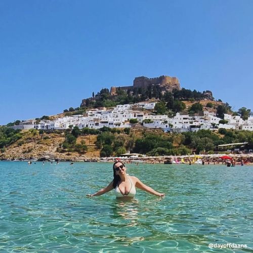 A Praia de Lindos é uma ótima opção do que fazer em Rodes, na Grécia. Por lá, você pode aproveitar o mar com vista para as casas brancas
