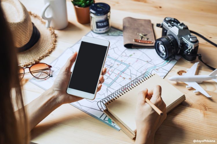 viajar sozinha - planos de viagem sendo colocados no papel