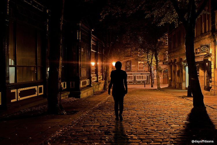 viajar sozinha a noite