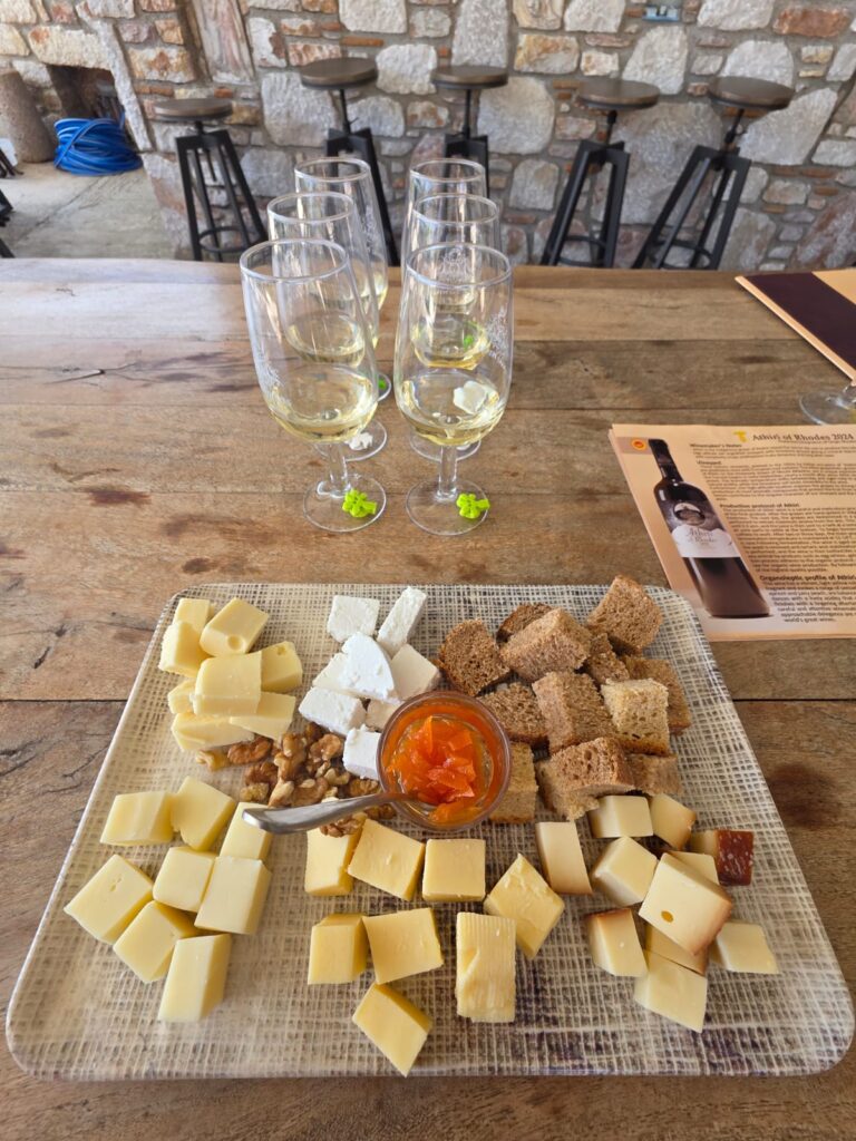 tabua de queijos da regiao da Grecia e vinhos produzidos em Rodes