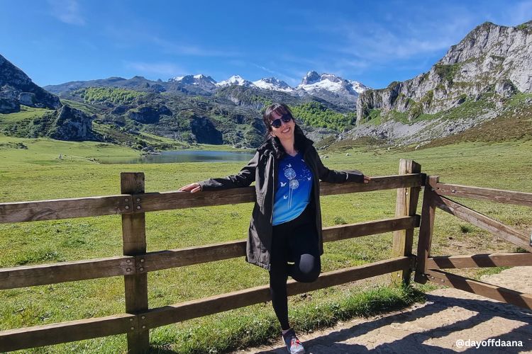Eu estou na frente e atras estao os lagos de covadonga - asturias