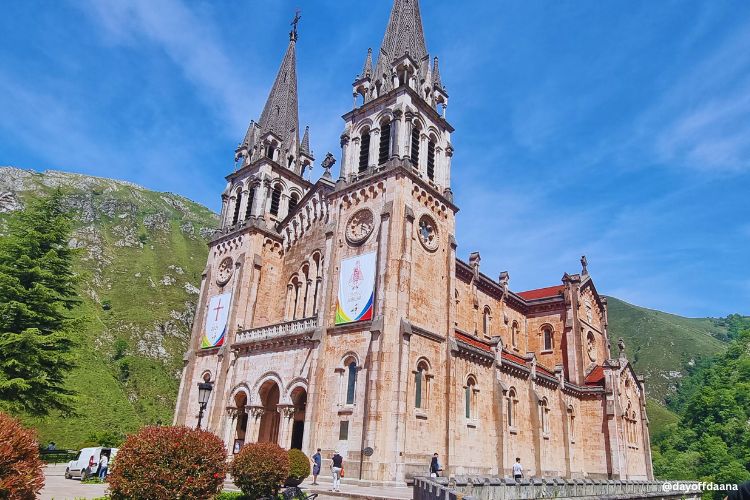 O que fazer em Asturias- Basilica de Santa Maria La Real de Covadonga Basílica de Santa María la Real, em Covadonga, na região das Astúrias.