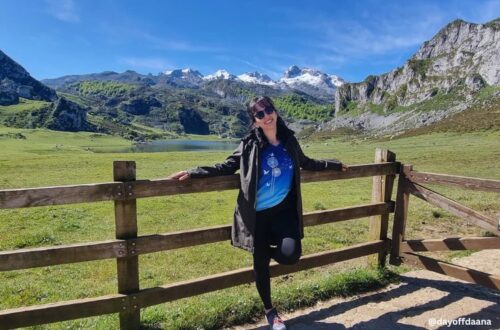 Foto mostra topo do monte covadonga, eu estou na frente e atras temos um pouco de gelo ainda. Uma oportunidade incrivel do que fazer em Asturias.