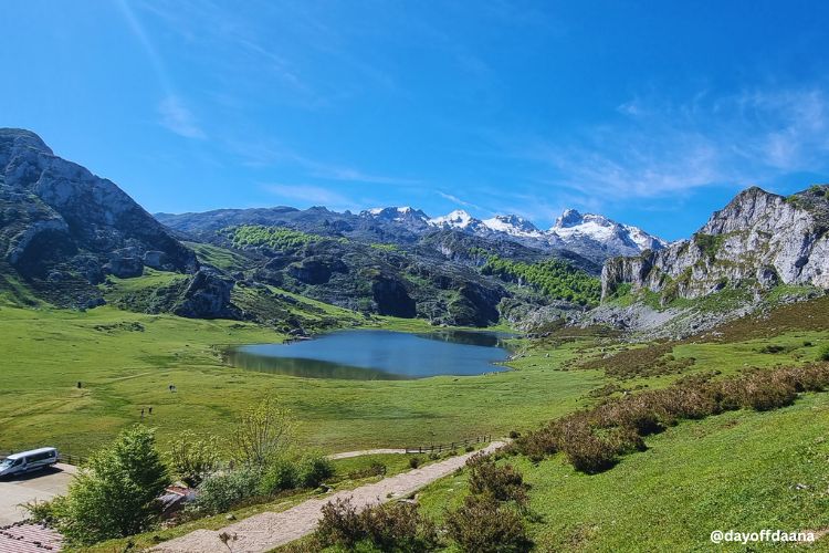 O que fazer em Asturias-Lago Enol Lago Enol, com montanhas ao fundo e gelo no topo, em Covadonga