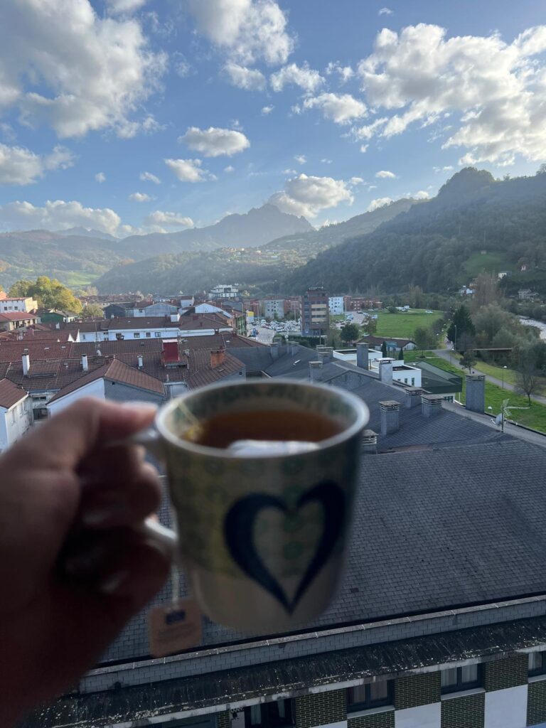 Pola de Laviana – com vistas para as montanhas – é uma ótima opção do que fazer nas Astúrias.