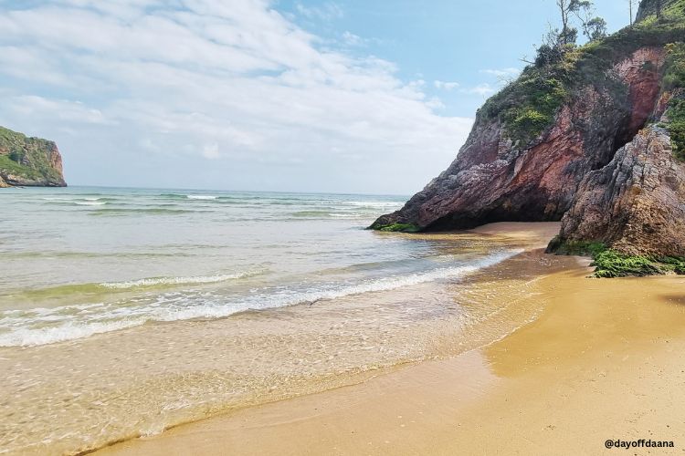 O que fazer em Asturias-Praia La Franca Praia de La Francas. Uma praia interessante e linda, com água clara e bastante areia.