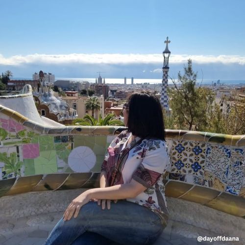 Parque Güell em barcelona , eu no meio olhando para vista