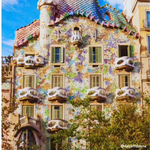 Casa Batlo, em Barcelona - toda colorida por fora com sacadas parecendo mascaras