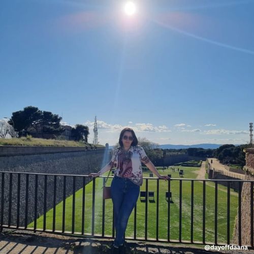 Castelo de Montjuïc , Barcelona - passarela onde estou no meui com sol em cima.