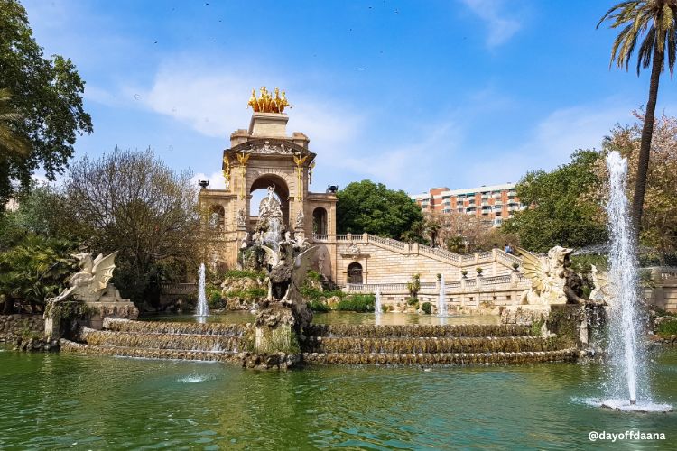 fonte Fonte monumental cascada construida por Gaudi, dentro de um parque que com todas certeza deve entrar na sua lista do que fazer em Barcelona