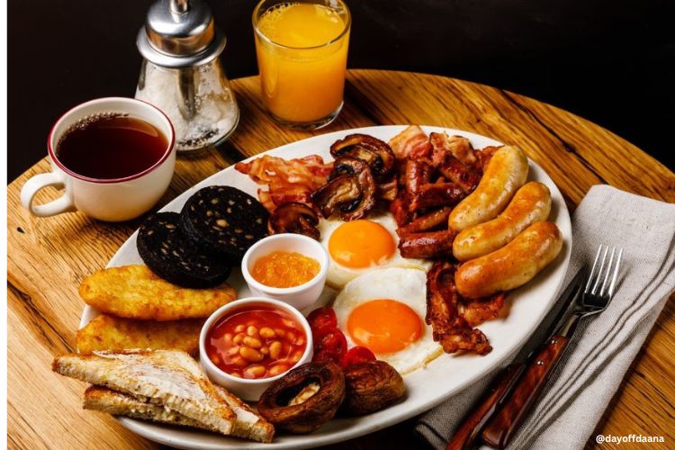 english breakfast -0 que comer na inglaterra mostrando ovos, salsichas, puddim, feijao, pao