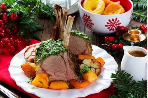 O que comer na Inglaterra - Sunday Roast, mostrando cordeiro, cenoura, e pudding