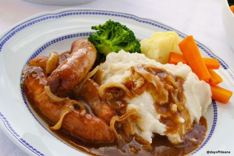 o que comer na Inglaterra, prato com salsicha, pure, brocoli, renoura