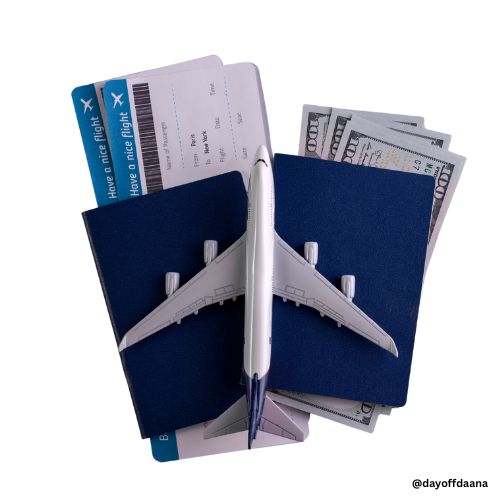 Parte do orçamento de viagens são gastos fixos, como voos. A foto mostra os bilhetes de voo, passaporte e documento, além de dinheiro.