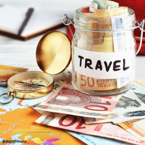 Foto mostra um pote com dinheiro e economias para viagem, junto com uma bússola, representando os gastos variáveis do seu orçamento de viagem.