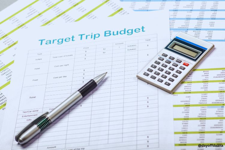 orçamento-de- viagem-papel-calculadora-caneta Foto mostra o cálculo do orçamento de viagem em um papel, com caneta e calculadora.