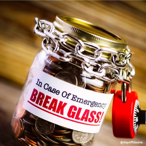 O pote mostra economias lacradas com um cadeado; em caso de emergência, você deve ter esse valor guardado no seu orçamento de viagem