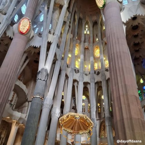 Igreja sagrada familia por dentro