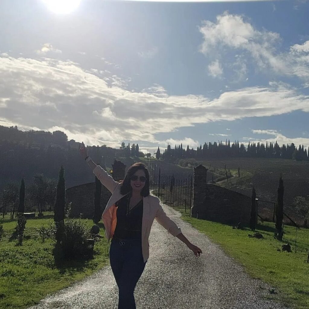 Eu estou na frente de um jardim e a toscana esta atras de mim. Mais um DayOff da Ana