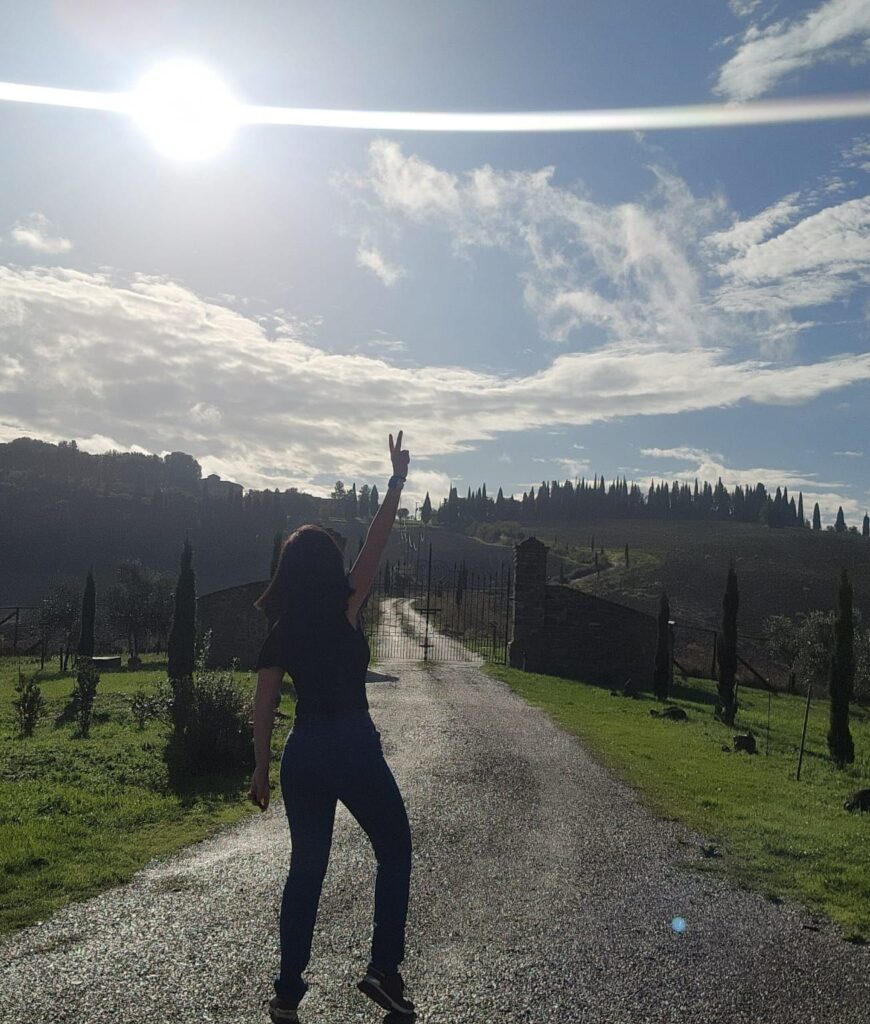 Ana esta pulando de alegria em frente ao sol da Toscana