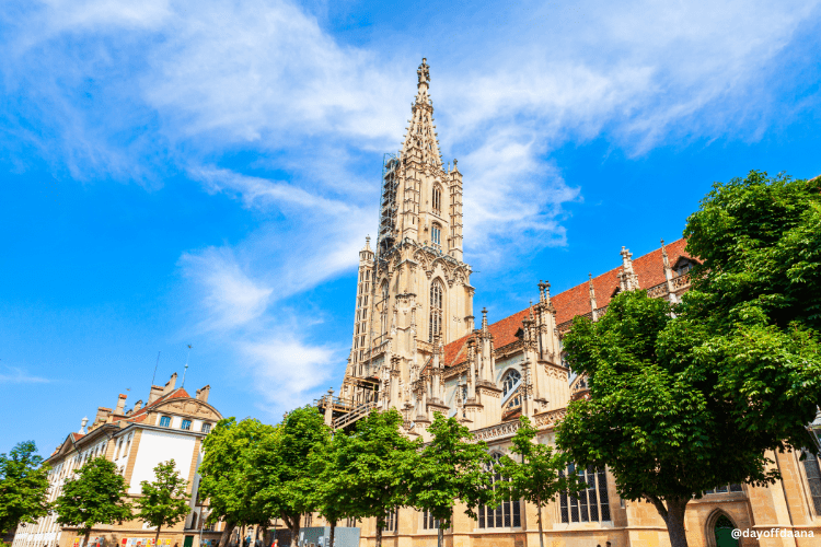o-que-fazer-em-Berna-Cathedral A Catedral de Berna é imponente, com estilo gótico e lindíssima. Vale a pena visitá-la por fora e explorar seus arredores, que são todos arborizados.