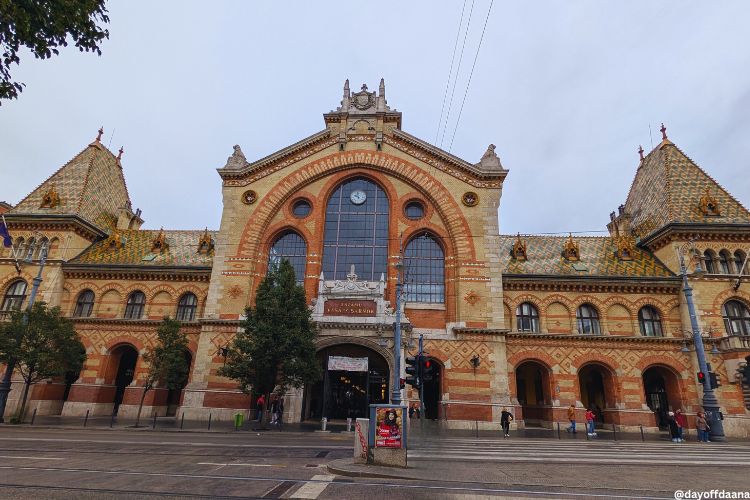 O_que_fazer_em_Budapeste_mercado_Central O Mercado Central de Budapeste é uma ótima opção para conhecer a culinária típica, comprar lembranças e mergulhar um pouco mais na cultura local — um passeio que não pode faltar na sua lista do que fazer em Budapeste.