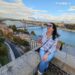 Estou no meio da foto, dando risada. Atrás de mim, você vê o rio Danúbio e o Parlamento. Estou no complexo do Castelo de Buda, uma ótima opção do que fazer em Budapeste.