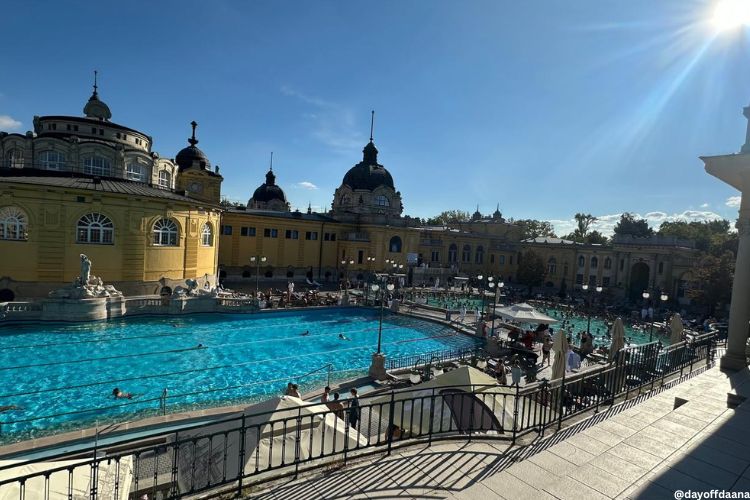 o_que_fazer_em_Budapeste_Széchenyi_Thermal_Bath O Széchenyi Thermal Bath é o lugar perfeito para relaxar e não pode faltar na sua lista do que fazer em Budapeste.