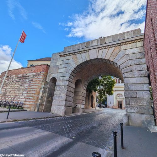 O Portão de Viena é uma das entradas mais antigas e imponentes do Bairro do Castelo de Buda.
O nome vem do fato de que, na Idade Média, era o caminho que levava diretamente à cidade de Viena, na Áustria.O portão foi reconstruído várias vezes ao longo dos séculos. A versão atual, de 1936, é em estilo neoclássico e apresenta um relevo de bronze com o brasão da Hungria.